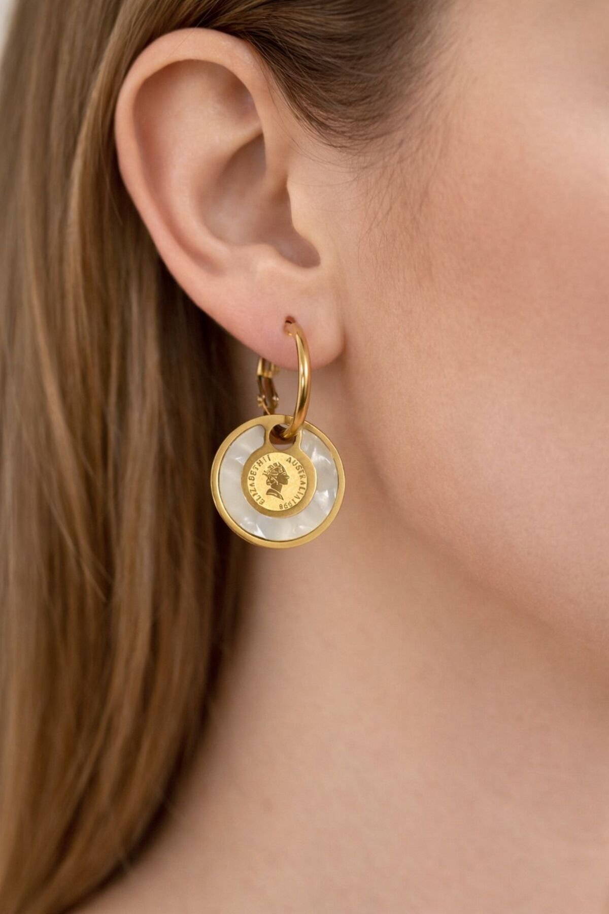 Madalyon Detaylı Çelik Küpe Kadın