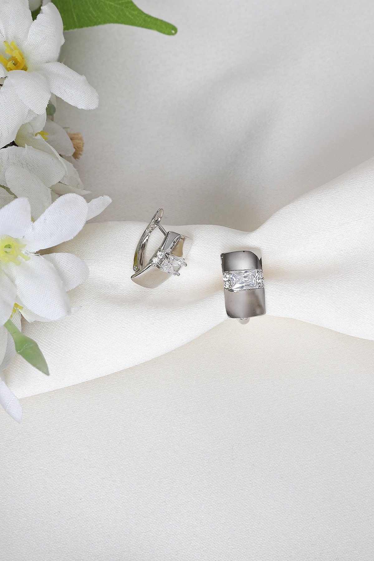 Baget Taşlı Çelik Küpe