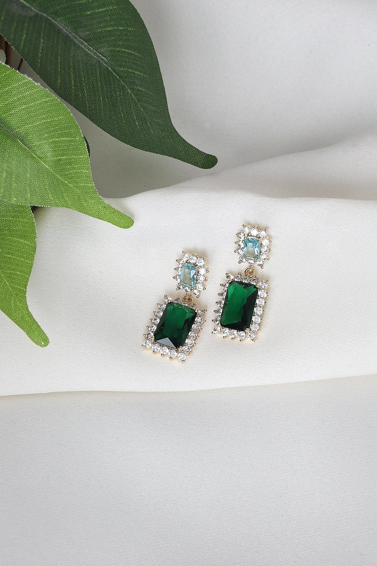 Yeşil Taşlı Çelik Küpe