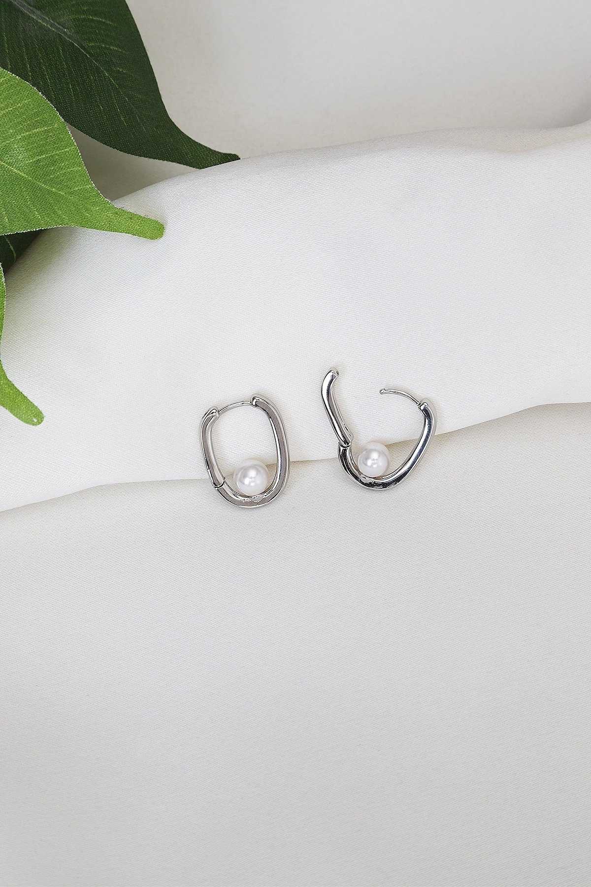 Pearl Detailed Minimal Steel Earrings