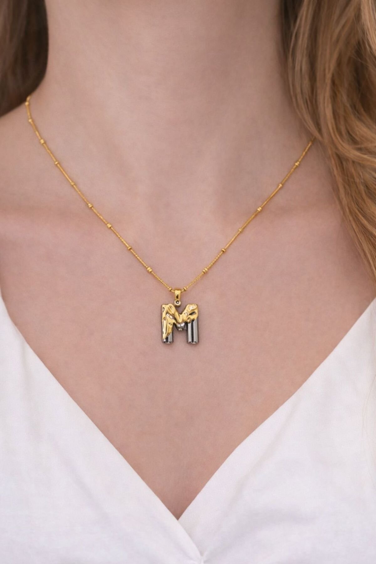 ÇİFT RENKLİ M HARFLİ ÇELİK KOLYE